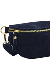 Pochette en suède bleu marine avec une fermeture éclair dorée, de forme arrondie et des accents métalliques dorés. Elle dispose d'une bandoulière amovible et d'une texture douce.