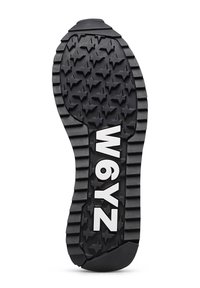 Sola di scarpa in gomma nera con profonde scanalature, caratterizzata da motivi a forma di croce e marchio bianco "W6YZ" al centro.