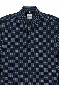 Donkerblauwe shirt met witte stippen, gemaakt van geweven stof. Heeft een gestructureerde kraag en een knoopsluiting aan de voorkant. Inclusief maatlabel.