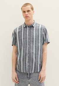 Kortærmet skjorte i mørkegrå med vertikale striber i lyseblå og hvid. Blød tekstur, knap-neo krave og regular fit.