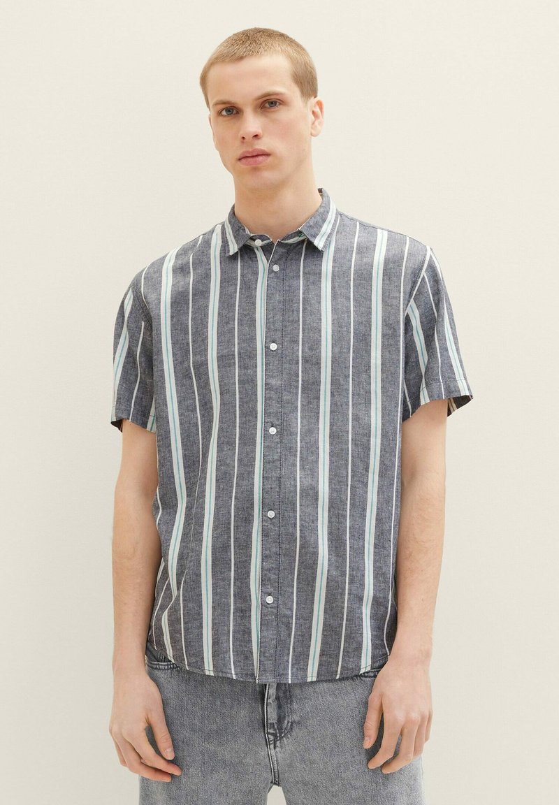 Kortærmet skjorte i mørkegrå med vertikale striber i lyseblå og hvid. Blød tekstur, knap-neo krave og regular fit.