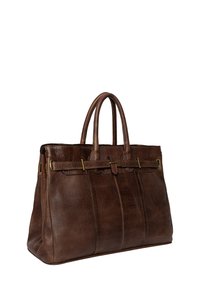 Brązowa skórzana teczka biznesowa z podwójnymi uchwytami i detalem z zapięciem, stojąca pionowo na białym tle.