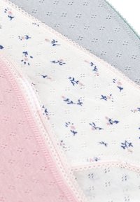 Drie stukken stof: roze, wit met bloemenprint en grijs. Elk heeft een gestructureerd patroon en kantafwerking langs de randen.