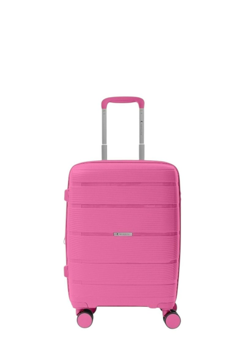 Valigia rigida rosa con righe orizzontali, manico estensibile argento e quattro ruote nere per la mobilità. Design compatto e leggero.