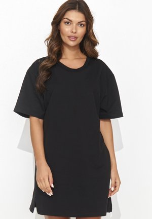 Czarna oversize sukienka t-shirtowa z okrągłym dekoltem, krótkimi rękawami i bocznymi rozporkami. Wykonana z miękkiego, gładkiego materiału dla wygody.
