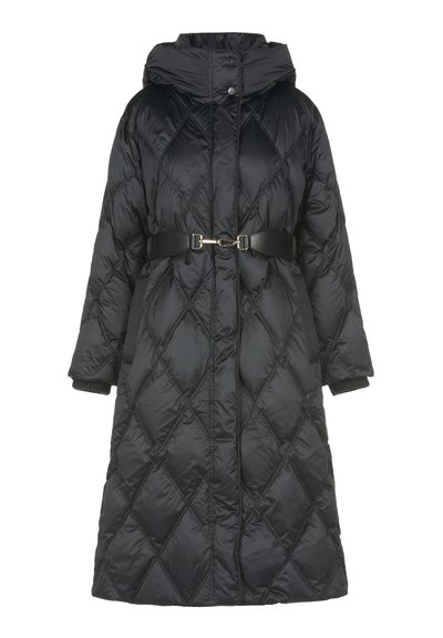Palton negru căptușit cu glugă, model cu diamante matlasate, manșete elastice la încheieturi și talie cu curea, având un accent metalic.