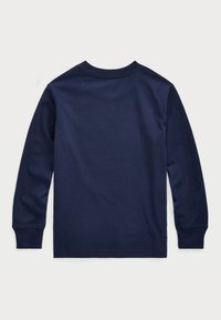 Ein einfarbiges dunkelblaues Langarmshirt mit Rundhalsausschnitt, flach ausgelegt und von hinten gezeigt, mit gerippten Bündchen und Saum auf einem weißen Hintergrund.