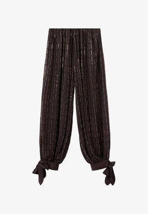 Pantalones negros holgados con rayas metálicas verticales y puños atados en los tobillos.