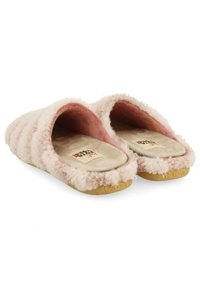 Zapatillas de estar por casa rosas y peludas con respaldo abierto, exterior texturizado, plantilla acolchada y suela de goma con el logo de la marca en la parte inferior.