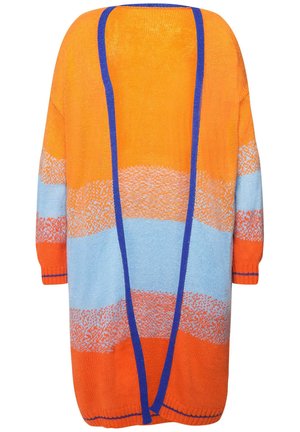 Oversized gestrickter Pullover mit orangefarbenen und blauen horizontalen Streifen, einer dekorativen lila Linie im Rücken und drei Viertelärmeln.