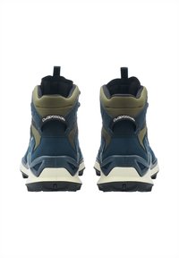 Ζευγάρι πεζοπορικών μποτών σε μπλε και ελιά, που φαίνονται από πίσω, με μαύρες θηλιές για τράβηγμα και παχιές λευκές και μαύρες σόλες.