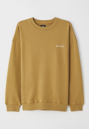 Horčicovožltý svetrový sveter vyrobený z mäkkej tkaniny, s okrúhlym výstrihom a spustenými ramenami, s malým bielym logom na hrudi.