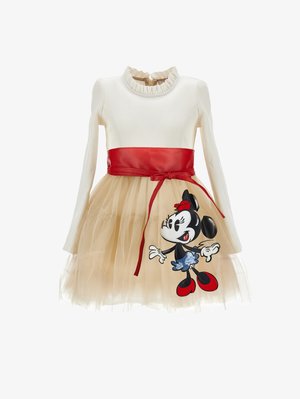 Fehér, hosszú ujjú ruha fodros nyakkivágással, piros selyem övvel, tüll szoknyával, és fekete-fehér Minnie Mouse grafikával a szoknyán.