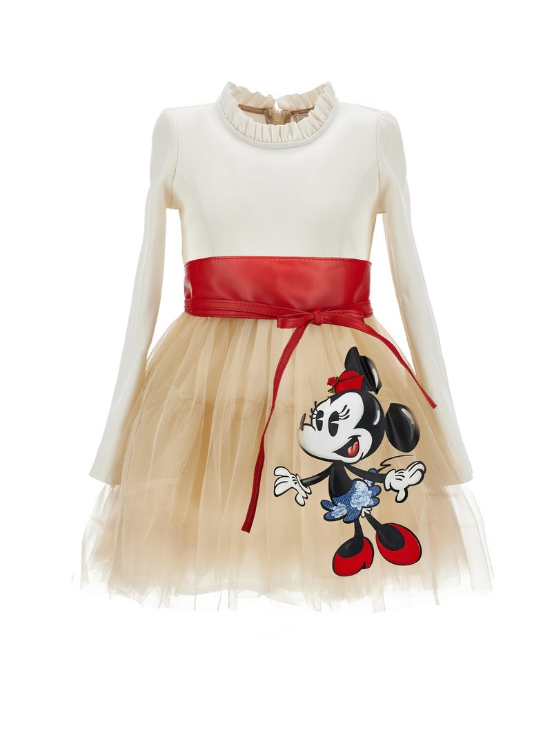 Biele dlhé šaty s volánovým výstrihom, červeným saténovým pásom, tylovou sukňou a grafickým motívom Minnie Mouse v čierno-bielej farbe na sukni.