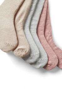 Färgade strumpor i beige, grått och rosa med ribbad textur. Varje strumpa har en rundad tå och en mjuk, flexibel design.