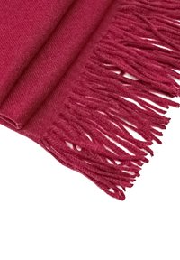 Sciarpa in lana di un rosa profondo, con una texture morbida, bordi frangiati e un design piegato per il layering.