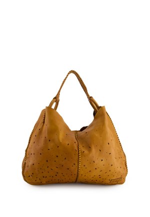 Hnědá kožená kabelka s pletenými rukojeťmi a malými černými perforovanými detaily, odpočívající na bílém pozadí.