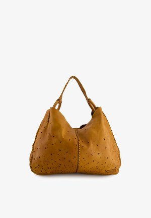 Hnědá kožená kabelka s pletenými rukojeťmi a malými černými perforovanými detaily, odpočívající na bílém pozadí.