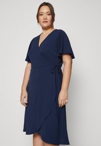 Vero Moda Curve VMCSAKI WRAP DRESS  - Päevakleit - navy blazer