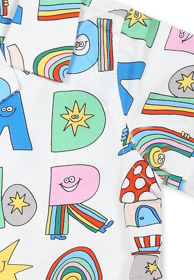 Maglietta per bambini realizzata in tessuto leggero, con lettere e personaggi colorati e giocosi, volti sorridenti, fantasie e colori vivaci.