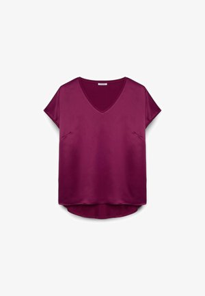 V-kauluksellinen lyhythihainen toppi syvään burgundinväriseen satiiniin. Sileä pinta, jossa on hieman pidempi takasauma ja kaksi etutaskua.