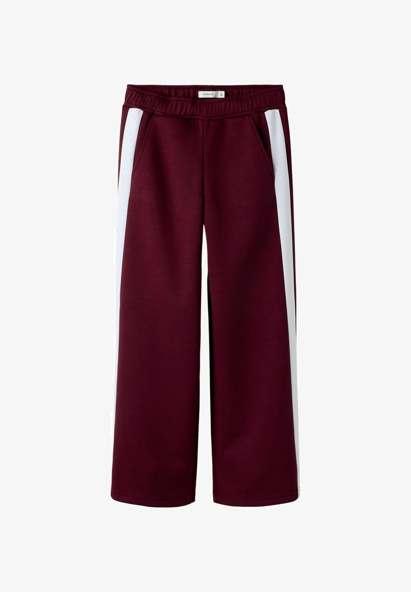 Burgundijas plati bikses ar baltām sānu svītrām, elastīgu vidukļa jostu un divām sānu kabatām, izgatavotas no mīkstas, strukturētas auduma.