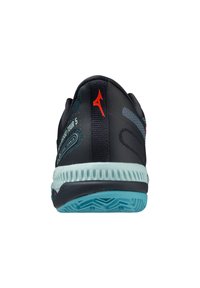 Scarpa sportiva nera con tomaia testurizzata, suola turchese e logo rosso. Presenta un tallone rinforzato e accenti in rete traspirante.