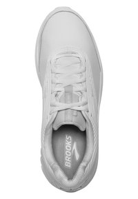 Valge sportjalanõu sileda sünteetilise pealiskihi, tekstuursete detailide, ümarate varvaste, lamedate paelte ja pehme, polsterdatud sisetallaga.