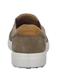 Brązowe zamszowe sneakersy z tanowym skórzanym akcentem na pięcie, z białą gumową podeszwą i prostym, czystym designem.