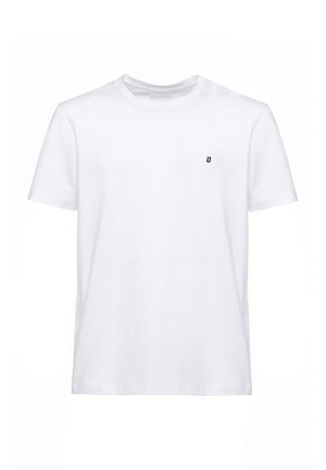 T-shirt bianca a maniche corte con scollo rotondo e piccolo logo nero a forma di "D" sul lato sinistro del petto, esposta su uno sfondo bianco semplice.
