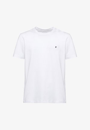T-shirt bianca a maniche corte con scollo rotondo e piccolo logo nero a forma di "D" sul lato sinistro del petto, esposta su uno sfondo bianco semplice.