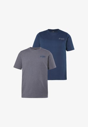 Kaksi lyhythihaista pyöreäkauluksista t-paitaa, yksi harmaa ja yksi laivastonsininen, molemmissa "JP1880"-logo vasemmassa ylärinnassa.