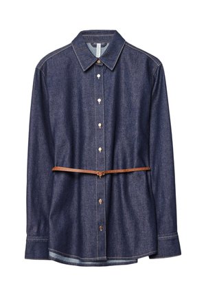 Camicia di jeans, colore indigo scuro, colletto classico, maniche lunghe, chiusura con bottoni, accentuata da una cintura in pelle marrone in vita.