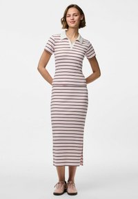 Svītraina midi kleita rozā un baltā krāsā ar zaļām līnijām, īsām piedurknēm, ar apkakles dekoltē un sānu šķēlumu. Apvienota ar gaiši rozā apaviem.