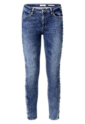 Blå skinny jeans med mellemhøj talje, knap- og lynlåslukning, front- og baglommer samt snøredetalje langs ydersiden af benene.