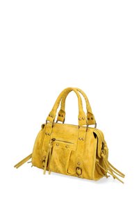 Borsa a tracolla in pelle gialla con design strutturato, manici superiori, chiusura con zip, frange decorative e dettagli metallici. Presenta una tasca frontale.