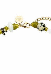 Perlenarmband mit grünen und gesprenkelten schwarzen Steinen, Verschluss und Logo-Tag in goldenem Finish, mit unterschiedlichen Formen und Texturen.