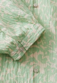 Thumbnail Image 9