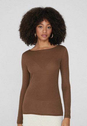 Langärmliges braunes Shirt aus weichem, elastischem Stoff mit Rundhalsausschnitt und tailliertem Design, das minimale Nähdetails aufweist.