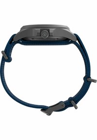 Et digital ur med et rundt grått urkasse, mørkeblå struktureret rem, og sølvhardware. Har en struktureret krone til justering.