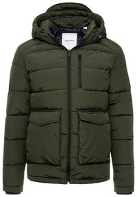 Chaqueta acolchada con capucha en verde oscuro, con cremallera frontal, bolsillo con cremallera en el pecho y dos amplios bolsillos de solapa a la altura de la cintura, mostrada sobre un fondo blanco.