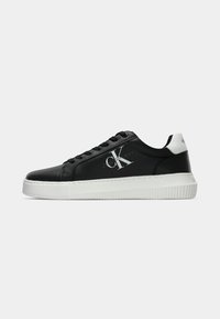 Zwarte lage sneaker met witte zool en hiel, voorzien van het "CK Calvin Klein Jeans" logo aan de zijkant en zwarte veters.