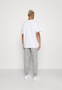 Nike Sportswear TEE POCKET - Pamata T-krekls - white