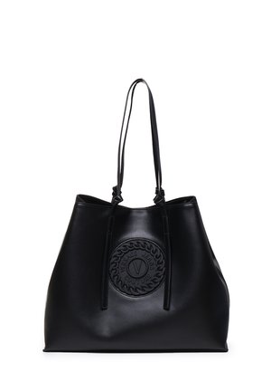 Zwarte leren Versace Jeans Couture totebag met geperst cirkelvormig logo en dubbele schouderriemen.