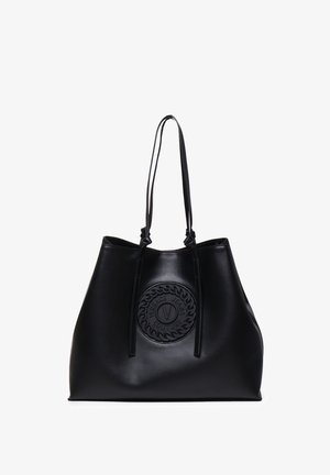 Borsa tote in pelle nera Versace Jeans Couture con logo circolare in rilievo e doppi manici a spalla.