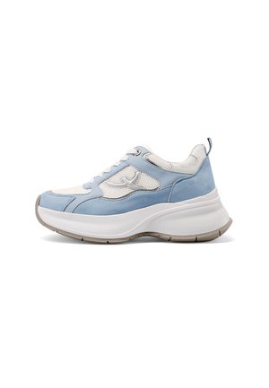 Scarpa da ginnastica atletica bianca e azzurro chiaro con pannelli in mesh, dettagli in suede, suola spessa e imbottita e linguetta posteriore, mostrata di profilo laterale.