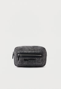 Kompaktný obdĺžnikový sivý textilný púzdro s prednou zipsovou kapsou a čiernymi zipsovými úchytmi, označené ako "Karl Lagerfeld Jeans" na prednej strane.