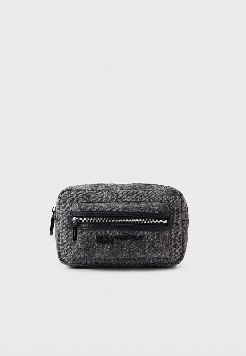 Kompaktný obdĺžnikový sivý textilný púzdro s prednou zipsovou kapsou a čiernymi zipsovými úchytmi, označené ako "Karl Lagerfeld Jeans" na prednej strane.