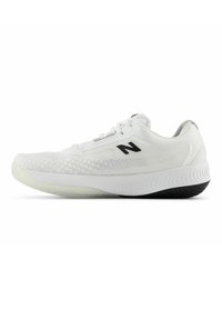 Zapatillas deportivas blancas con parte superior de malla texturizada, logo negro y suela de goma flexible que presenta una ligera curva y un patrón de tracción pronunciado.