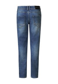 Vaqueros de mezclilla azul con un acabado desgastado, diseño de pierna recta, cinco bolsillos y etiqueta de la marca en la cinturilla. Costuras reforzadas en las uniones.